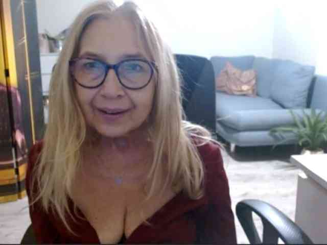 BlondeSofia webcam
