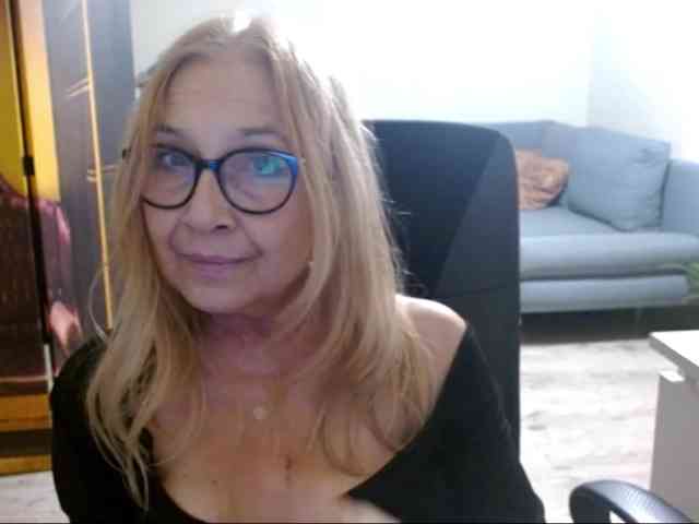 BlondeSofia webcam