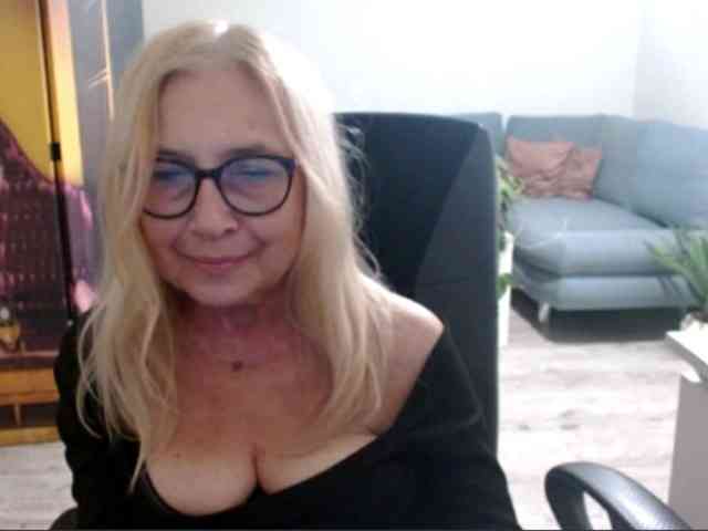 BlondeSofia webcam