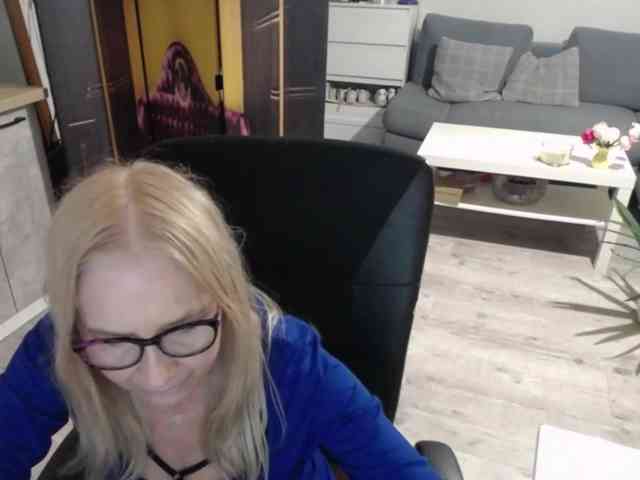 BlondeSofia webcam