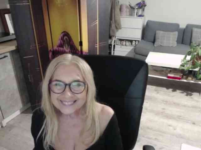 BlondeSofia webcam