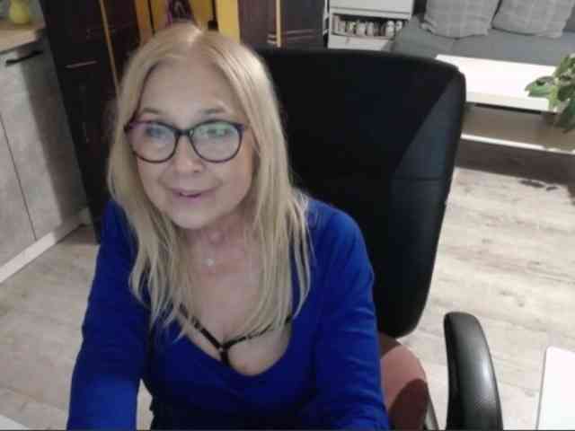 BlondeSofia webcam