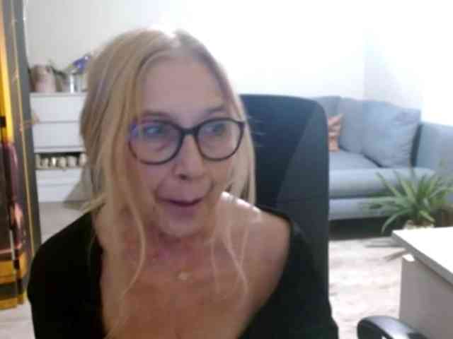 BlondeSofia webcam