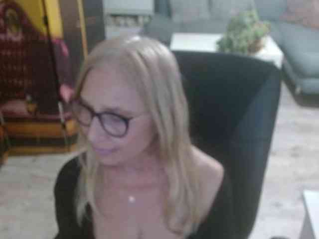 BlondeSofia webcam