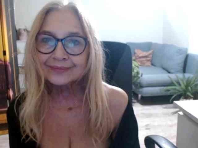 BlondeSofia webcam