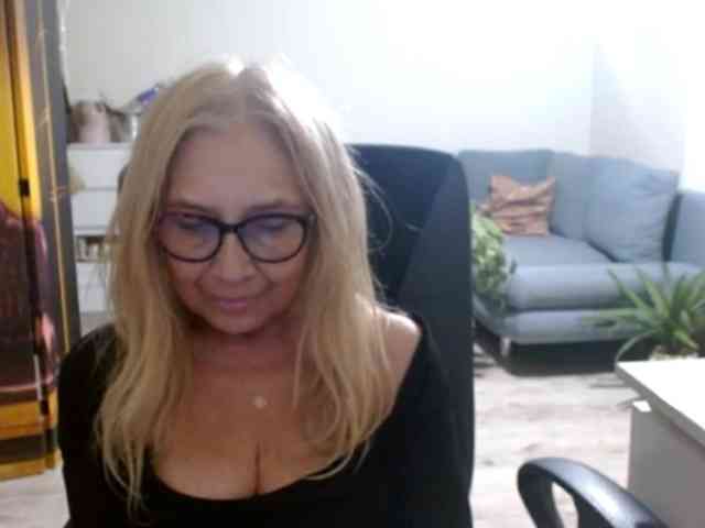BlondeSofia webcam