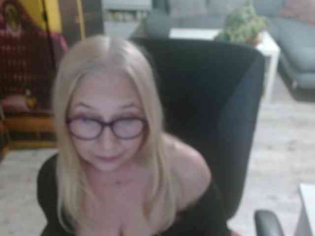 BlondeSofia webcam