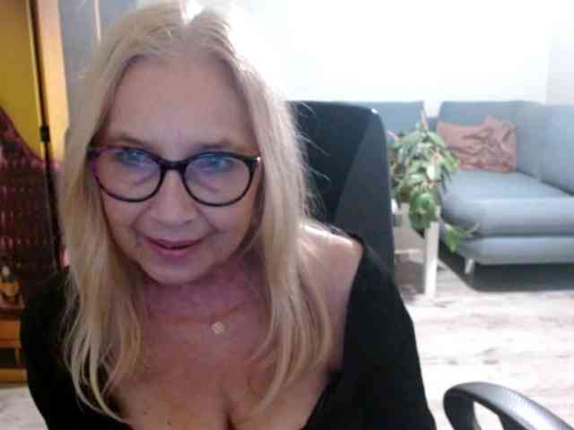 BlondeSofia bongacams