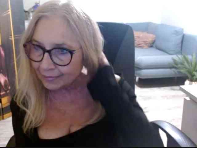 BlondeSofia webcam