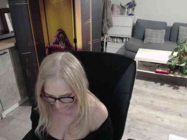 BlondeSofia webcam