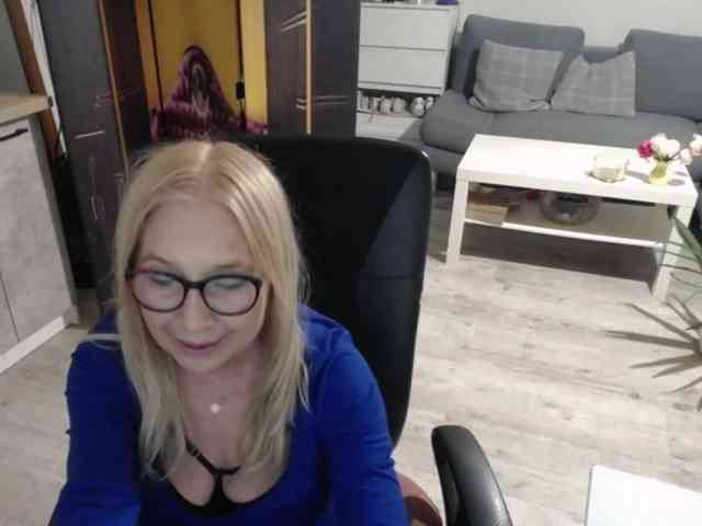BlondeSofia webcam