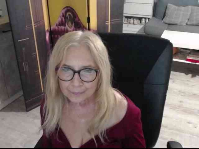 BlondeSofia webcam
