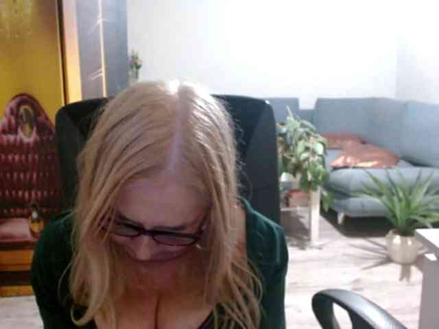 BlondeSofia webcam