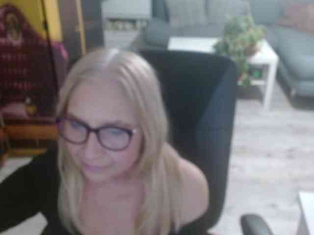 BlondeSofia webcam