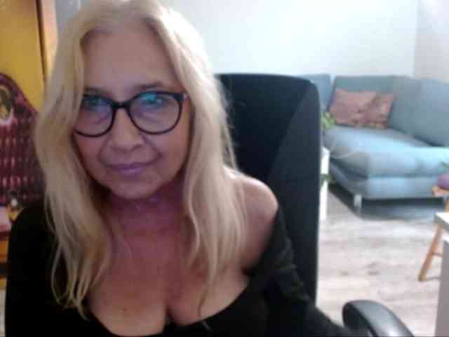 BlondeSofia webcam
