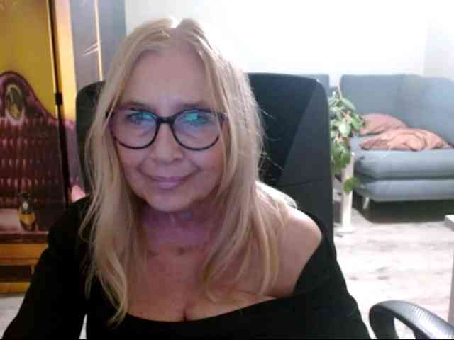 BlondeSofia webcam