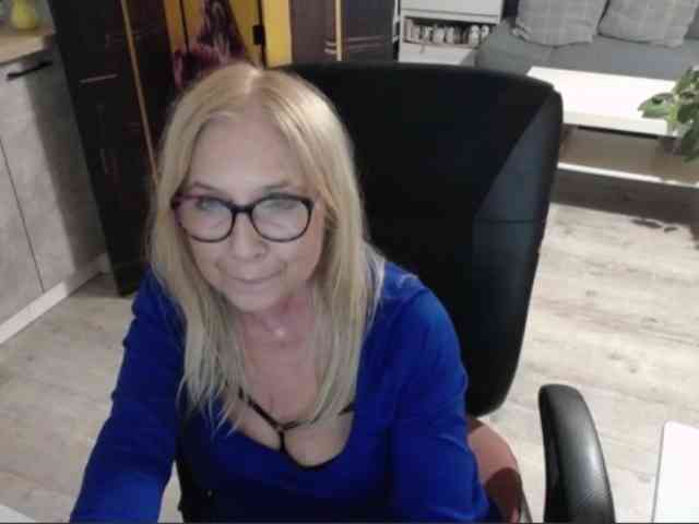 BlondeSofia webcam