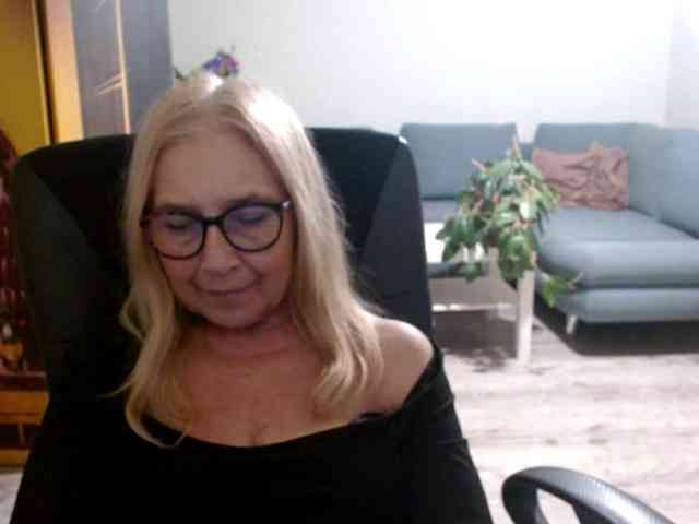 BlondeSofia webcam