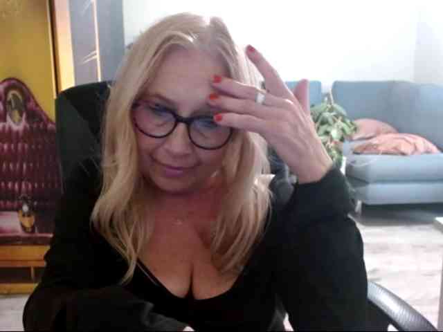 BlondeSofia webcam