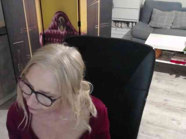 BlondeSofia webcam