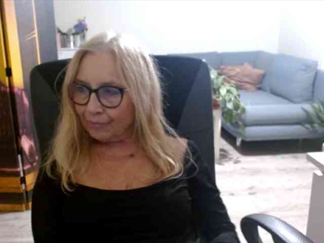 BlondeSofia webcam