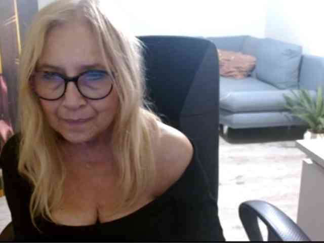 BlondeSofia webcam