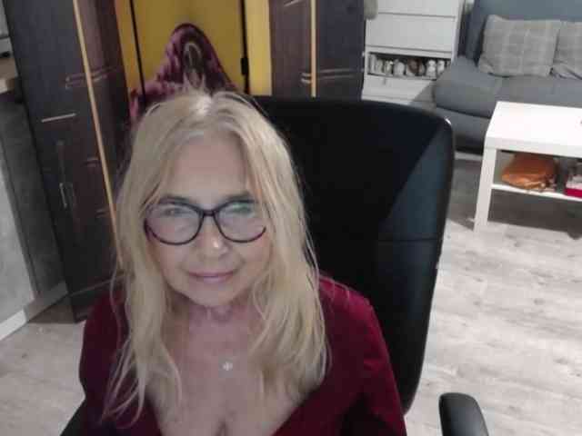 BlondeSofia webcam