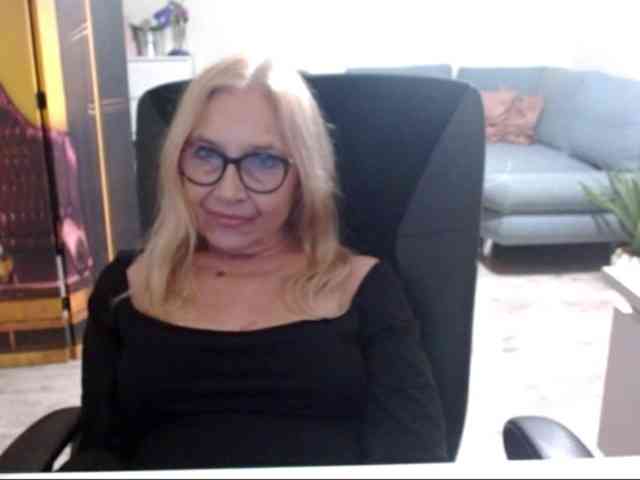 BlondeSofia webcam
