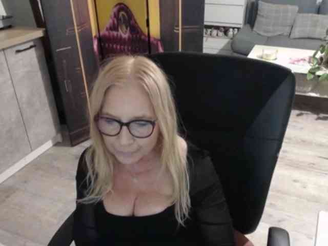BlondeSofia webcam