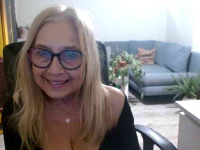 BlondeSofia webcam