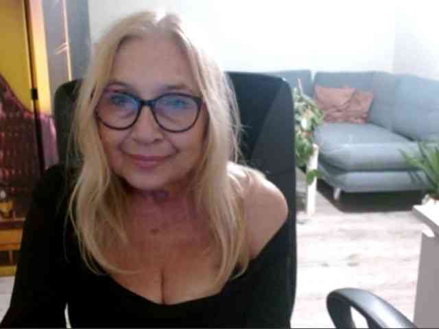 BlondeSofia webcam