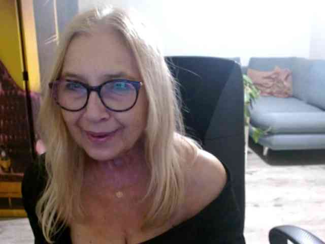 BlondeSofia webcam