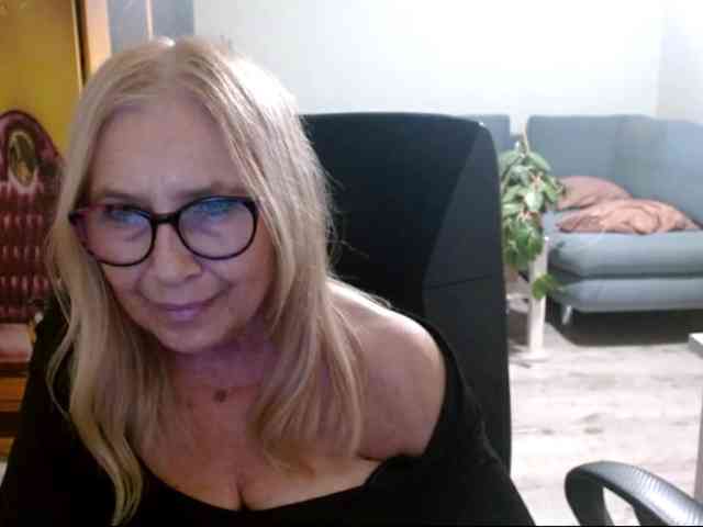 BlondeSofia webcam