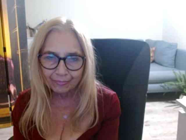 BlondeSofia webcam