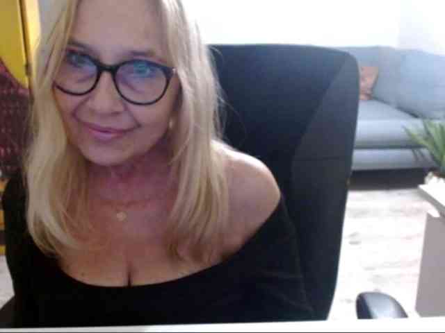 BlondeSofia webcam