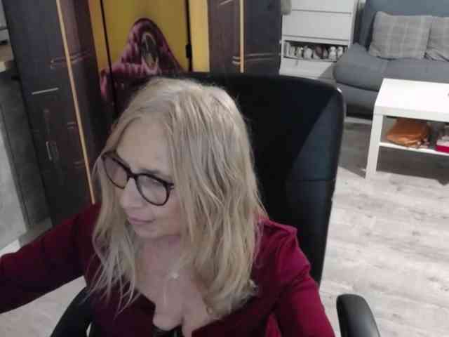 BlondeSofia webcam