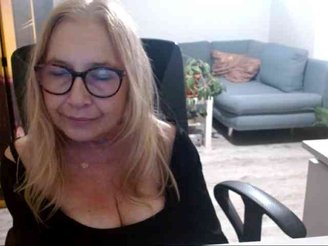BlondeSofia webcam