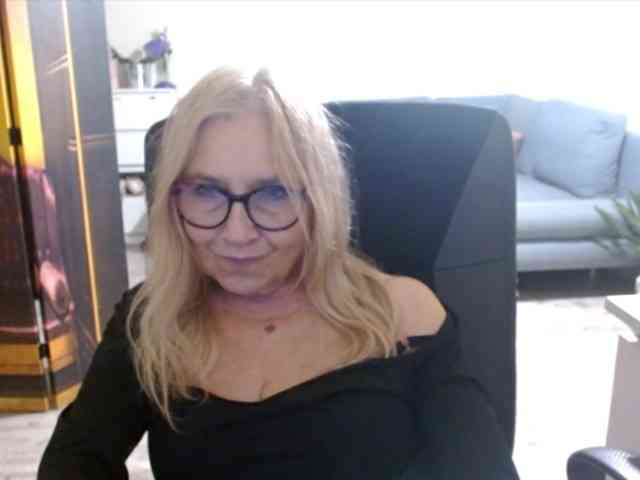 BlondeSofia webcam