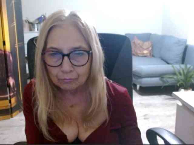 BlondeSofia webcam