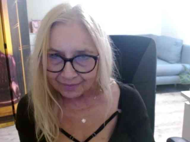 BlondeSofia webcam