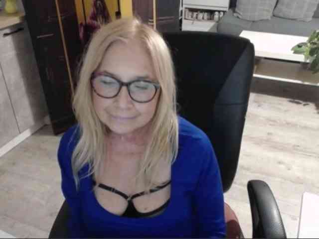 BlondeSofia webcam
