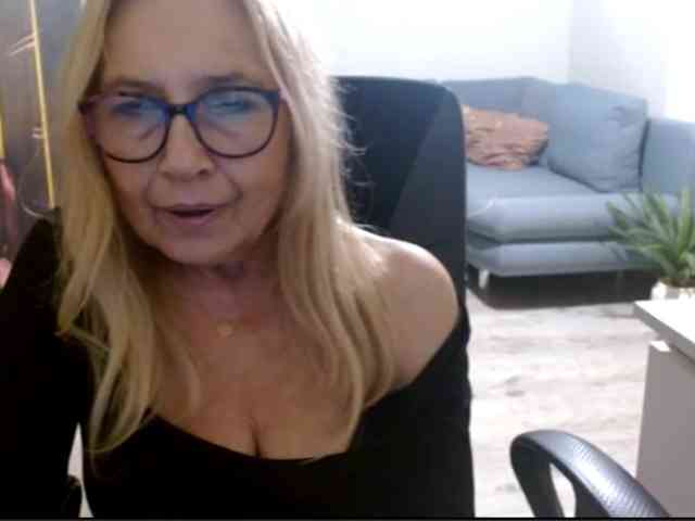BlondeSofia webcam