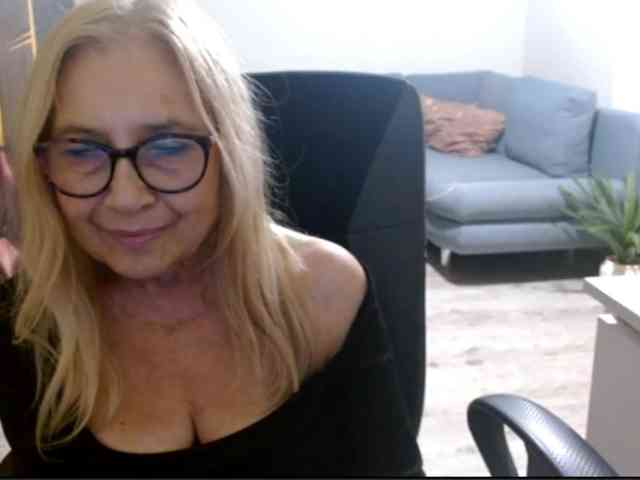 BlondeSofia webcam