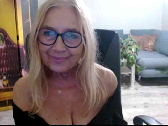 BlondeSofia webcam