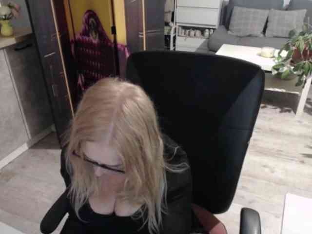 BlondeSofia webcam