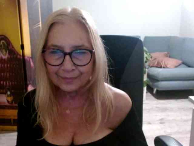 BlondeSofia webcam