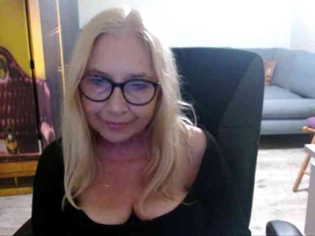 BlondeSofia webcam