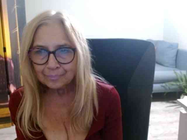 BlondeSofia webcam