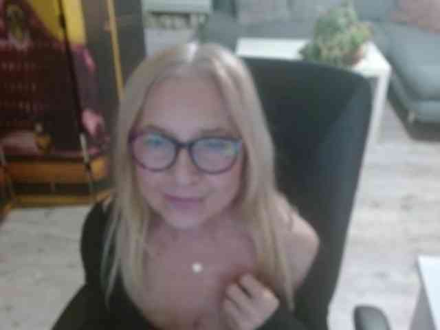 BlondeSofia webcam