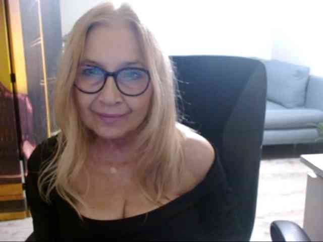 BlondeSofia webcam